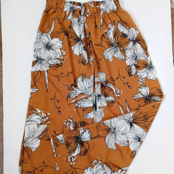 SHEIN Floral Pants NO BELT - Picture 4 of 5